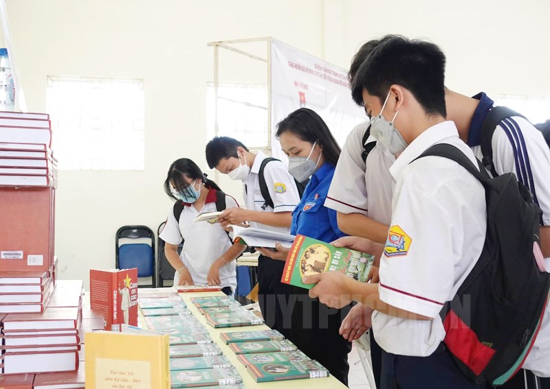 Exhibition of photos, books about President Ho Chi Minh held in Tan Binh district